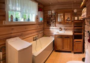 Phòng tắm tại Traditional Log Cabin By Lake Mykletjønn +32 ảnh