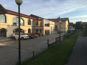 eine Straße mit Autos, die vor den Gebäuden geparkt sind in der Unterkunft Apartments Banjac in Maribor