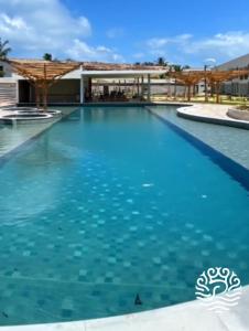 ein großes Schwimmbecken mit blauem Wasser in der Unterkunft Ocean Pipa in Pipa