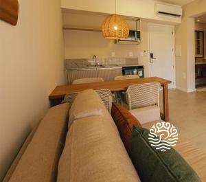 ein Wohnzimmer mit Sofa und Tisch in der Unterkunft Ocean Pipa in Pipa