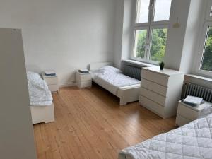 ein Schlafzimmer mit zwei Betten und zwei Fenstern in der Unterkunft Exclusive Monteursunterkunft in Kirchenlamitz