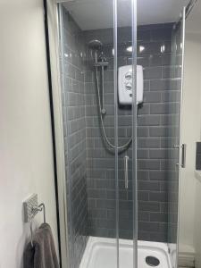 eine Dusche mit Glastür im Badezimmer in der Unterkunft Sandhaven Beach Chalets in South Shields + 60 Fotos