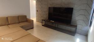 Μια τηλεόραση ή/και κέντρο ψυχαγωγίας στο Casa em Condomínio de luxo, ao lado do Autódromo de Goiânia