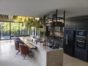 Η κουζίνα ή μικρή κουζίνα στο Casa em Condomínio de luxo, ao lado do Autódromo de Goiânia