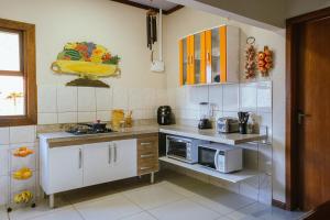 Η κουζίνα ή μικρή κουζίνα στο Carcará Vacation Homes