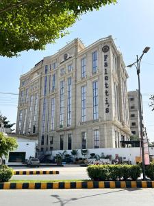 un bâtiment avec une enseigne sur le côté dans l'établissement Faletti's Boutique Multan by The Windsor Group, à Multan