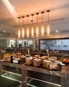 une ligne de buffet dans un restaurant avec de la nourriture dans l'établissement Faletti's Boutique Multan by The Windsor Group, à Multan