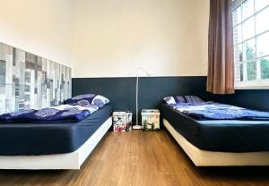 Postel nebo postele na pokoji v ubytování Ruime accommodatie voor 12 personen op begane grond