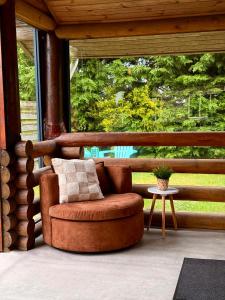 a couch sitting in front of a large window at Finse Woning op Camping De Tulpenweide in Breezand