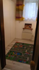 ein kleines Zimmer mit einem Lego-Teppich auf dem Boden in der Unterkunft Ferienhaus Spalek in Innerkrems