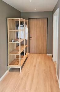 a room with a book shelf and a closet at Hytte Med Havudsigt Nær Kristiansand in Hamresanden