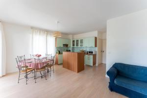 une cuisine et une salle à manger avec une table et des chaises dans l'établissement Spacieux T3 cosy au cœur d’Hossegor, à Soorts-Hossegor