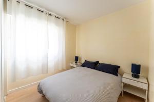 une chambre avec un lit blanc et une fenêtre dans l'établissement Spacieux T3 cosy au cœur d’Hossegor, à Soorts-Hossegor