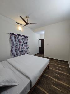 Giường trong phòng chung tại Mount wave Pool villa