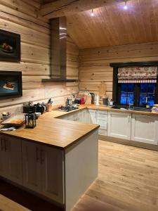 Køkken eller tekøkken på Large Log Cabin, Ski Fun Near Dagali