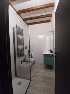 a bathroom with a tub and a sink and a toilet at Borgo delle Colonne 22 in Parma +4 photos