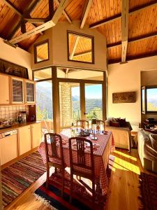 Kuchyň nebo kuchyňský kout v ubytování Kalavryta Villa Nano with fireplace and next the Ski Centre