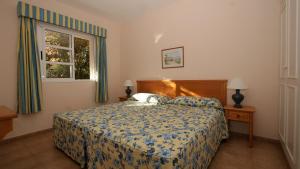 1 dormitorio con cama y ventana en Apartamentos Jardín del Conde, en Valle Gran Rey