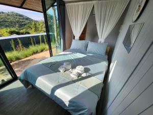 Ένα ή περισσότερα κρεβάτια σε δωμάτιο στο the cabin hulk เขาใหญ่