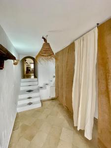 un couloir avec une commode et un miroir dans l'établissement Sidi Bou Said for two, à Dar el Ouzir