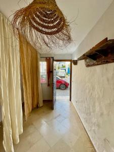 Elle offre une vue sur une chambre dotée d'un plafond. dans l'établissement Sidi Bou Said for two, à Dar el Ouzir