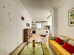 - un salon avec un canapé jaune et une table en verre dans l'établissement Sidi Bou Said for two, à Dar el Ouzir