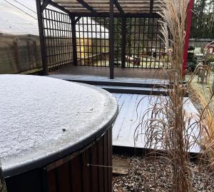 ein Pavillon mit einem Tisch in einem Hof in der Unterkunft Peace, Pines & Pure Air in Vangaži