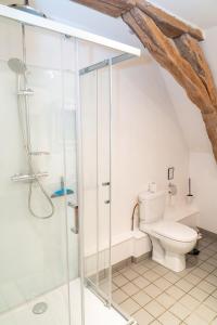 La Celle-sous-GouzonMaison 1的带淋浴和卫生间的浴室 更多17张照片