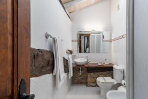 ein weißes Badezimmer mit Waschbecken und Toilette in der Unterkunft Casa Velarde Apto 1 in Viérnoles + 16 Fotos