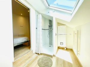 Postel nebo postele na pokoji v ubytování Loft de charme avec parking, jardin et terrasse