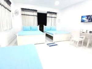 a living room with two beds and a table at Mount Edge Riverside Hotel in Bandarawela +37 photos