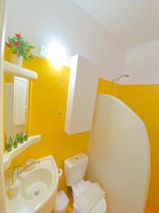 Koupelna v ubytování Santo Deluxe Suite