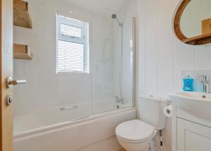 une salle de bains blanche avec toilettes et lavabo dans l'établissement Henfields Country Retreat, à Otterhampton