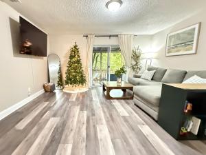 Μια τηλεόραση ή/και κέντρο ψυχαγωγίας στο Heart of S Tampa- Hot Tub, Private Backyard, Fire Pit, Grill, 5 min to Beach