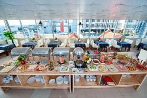 une table remplie de nourriture sur un navire de croisière dans l'établissement Palm Beach Hotel, à Nha Trang