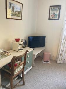 Zimmer mit einem Schreibtisch und einem Stuhl neben einem Schreibtisch in der Unterkunft Brandreth Barn in Burscough