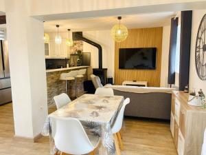 Et opholdsområde på La maison de la Petite Martinières + 41 billeder