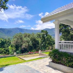 un kiosque blanc avec vue sur les montagnes dans l'établissement Kanthalloor Moments, à Kanthalloor