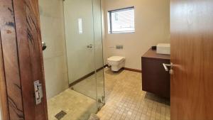 Koupelna v ubytování 114 Whales Haven - Keurboomstrand + 5 fotografií