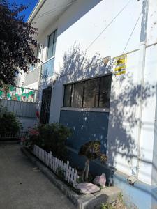 a blue and white house with a white fence at Casa Quinta Vergara in Viña del Mar