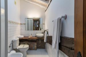 ein weißes Badezimmer mit Waschbecken und Toilette in der Unterkunft Casa Velarde Apto 2 in Viérnoles