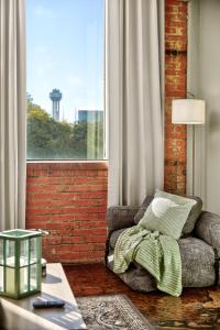 Posezení v ubytování Luxury Magnolia Flat - Gym, Pool Access, Free Valet, Downtown