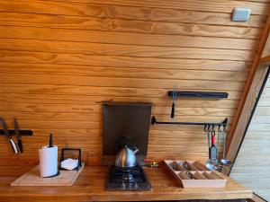 Příslušenství pro přípravu čaje a kávy v ubytování OUTSCAPE l Cabaña en Cerro Castillo