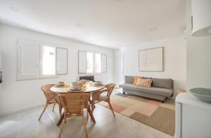 Posezení v ubytování Central & Sunny Apt 10m to Beach, By TimeCooler