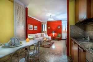 una cucina e un soggiorno con parete rossa di Ca Arsenale a Venezia