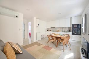 Kuchyň nebo kuchyňský kout v ubytování Central & Sunny Apt 10m to Beach, By TimeCooler + 42 fotografií