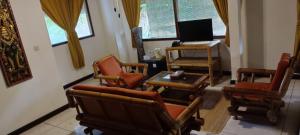 TV a/nebo společenská místnost v ubytování Puri Cendana Resort Bali