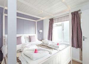 Voodi või voodid majutusasutuse Woodside Bay Lodge Retreat toas