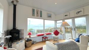 sala de estar con chimenea y ventana grande en The Residence Renvyle, en Gowlaun