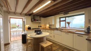 cocina con mesa y ventana grande en The Residence Renvyle, en Gowlaun